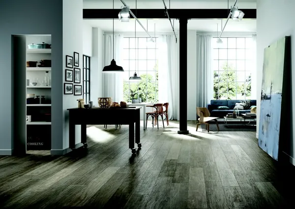 Offener Loft-Wohnraum mit großen Holzoptikfliesen und großzügigen Fensterfronten