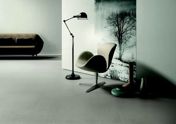 Minimalistisch gestalteter Wohnraum mit hellen großformatigen Bodenfliesen