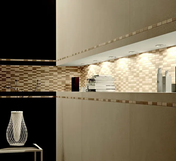 Badezimmerwand mit feinen Mosaikfliesen und beleuchtetem Wandregal