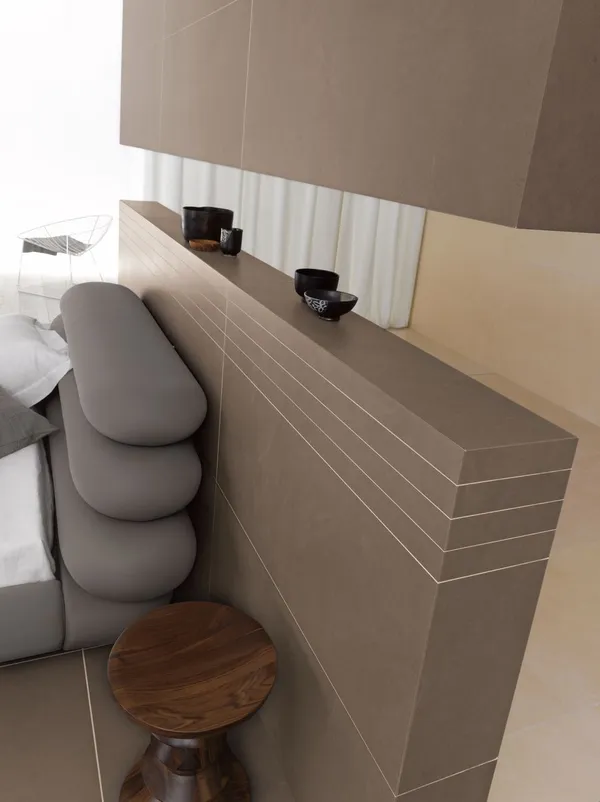 Elegantes Schlafzimmer mit taupefarbener Wandverkleidung in Steinoptik